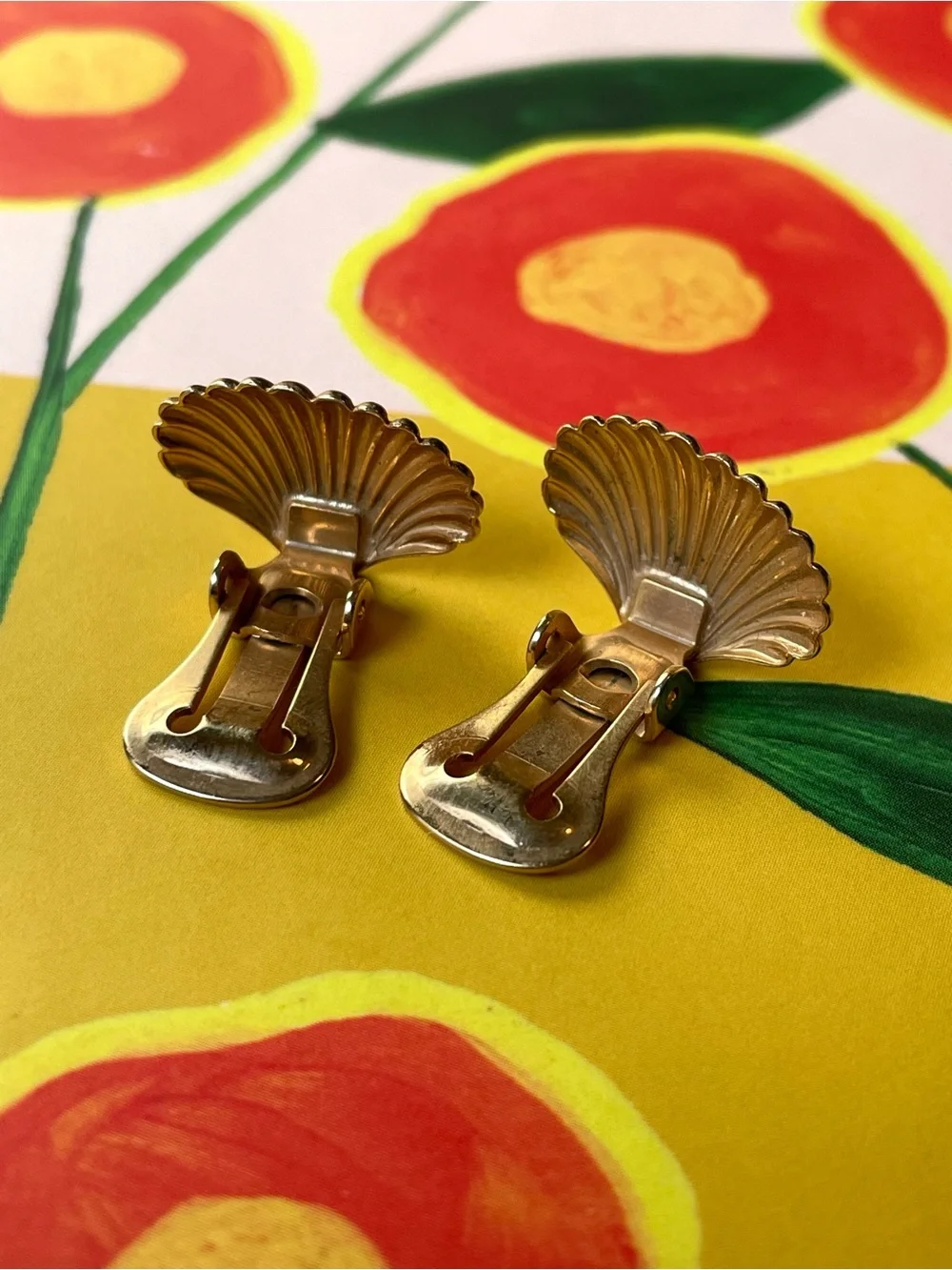 Vintage goldtone scallop shell clip-on earrings beach vacation seaside